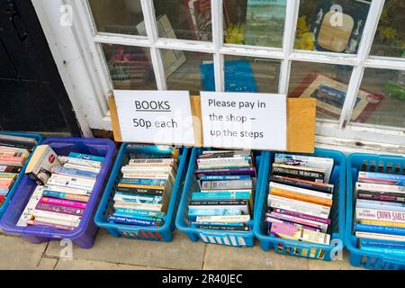 Ich habe Taschenbücher außerhalb des Buchladens Juws Court Steep Hill Lincoln City, Lincolnshire, England, Großbritannien verkauft Stockfoto