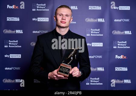 Erling Haaland mit seiner FWA-Trophäe während der FWA Footballer of the Year Awards im Landmark Hotel, London. Foto: Donnerstag, 25. Mai 2023. Stockfoto