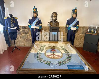 Schaufensterpuppen in Uniform der Andenarmee im Museum der Rückkehr in die Heimat, Manzano Historico, Argentinien. Ebenfalls abgebildet ist eine Razzia Stockfoto