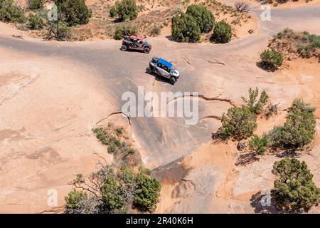 Off Highway-Fahrzeuge oder OHVs manövrieren über ein Hindernis auf dem Fins & Things Trail in der Nähe von Moab, Utah. Stockfoto