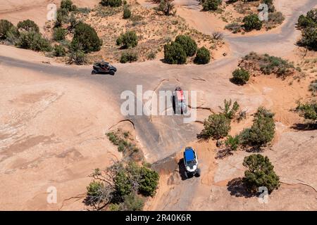 Off Highway-Fahrzeuge oder OHVs manövrieren über ein Hindernis auf dem Fins & Things Trail in der Nähe von Moab, Utah. Stockfoto