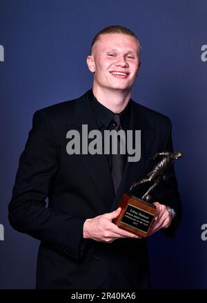 Erling Haaland mit seiner Trophäe „FWA-Fußballer des Jahres“ während der Auszeichnungen „FWA Footballer of the Year“ im Landmark Hotel, London. Foto: Donnerstag, 25. Mai 2023. Stockfoto