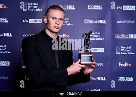 Erling Haaland mit seiner Trophäe „FWA-Fußballer des Jahres“ während der Auszeichnungen „FWA Footballer of the Year“ im Landmark Hotel, London. Foto: Donnerstag, 25. Mai 2023. Stockfoto