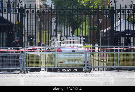 London, England, Großbritannien. 25. Mai 2023. Die Szene vor der Downing Street, nachdem ein Auto mit den Toren des Büros des britischen Premierministers in London kollidierte. Die Metropolitan Police gab bekannt, dass bewaffnete Polizisten einen Mann verhaftet haben, wegen des Verdachts auf kriminellen Schaden und gefährliche Fahrweise. (Kreditbild: © Tayfun Salci/ZUMA Press Wire) NUR REDAKTIONELLE VERWENDUNG! Nicht für den kommerziellen GEBRAUCH! Stockfoto