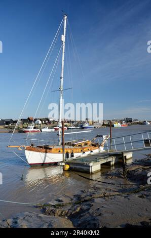 Traditionelles, von Klinkern gebautes Segelboot, das in southwold suffolk england vor Anker liegt Stockfoto