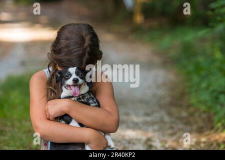 Ein hungriges, obdachloses, verlassenes Kind sucht mit seinem kleinen Hund nach Nahrung und Unterkunft Stockfoto