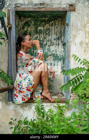 In den verlassenen Ruinen Einer Hacienda in der mexikanischen Provinz Yucatan Mexiko steht ein hübsches spanisches Model Stockfoto