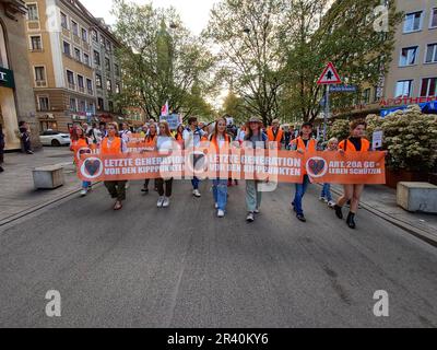 München, Bayern, Deutschland. 25. Mai 2023. Mitglieder der Letzten Generation Last Generation protestieren gegen Polizeiangriffe und versuchen, sie zu einer kriminellen Vereinigung zu erklären. (Kreditbild: © Sachelle Babbar/ZUMA Press Wire) NUR REDAKTIONELLE VERWENDUNG! Nicht für den kommerziellen GEBRAUCH! Stockfoto