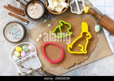 Hintergrund der Osterbackzutaten. Mehl, Eier, Milch, Zucker, Butter und Küchenutensilien zum Backen auf einem Steintisch. Ansicht fr Stockfoto