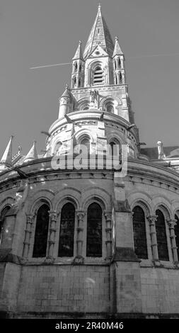 Der hohe gotische Turm einer anglikanischen Kirche in Cork, Irland. Neogotische christliche religiöse Architektur. Kathedrale St. Fin Barre, Cork - ON Stockfoto