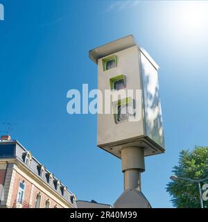 Geschwindigkeitsregelung durch eine Radar-Kamera zur Geschwindigkeitsregelung im Zentrum von Colmar in Frankreich Stockfoto