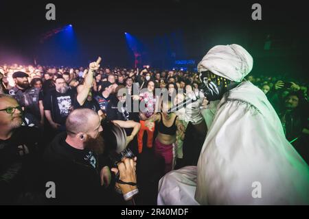 Tilburg, Niederlande. 21., 2023. April. Der sambisch-kanadische Rapper Backxwash führt während des niederländischen Musikfestivals Roadburn Festival 2023 in Tilburg ein Live-Konzert auf. (Foto: Gonzales Photo - Peter Troest). Stockfoto