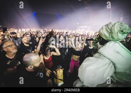 Tilburg, Niederlande. 21., 2023. April. Der sambisch-kanadische Rapper Backxwash führt während des niederländischen Musikfestivals Roadburn Festival 2023 in Tilburg ein Live-Konzert auf. (Foto: Gonzales Photo - Peter Troest). Stockfoto