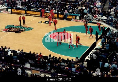 Die NBA-Teams Chicago Bulls treten am 27. Januar 1998 auf dem General Motors Place in Vancouver, Kanada, gegen die Vancouver Grizzlies an, wobei Michael Jordan sichtbar ist Stockfoto