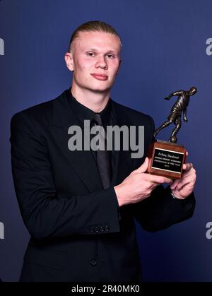 Erling Haaland mit seiner Trophäe „FWA-Fußballer des Jahres“ während der Auszeichnungen „FWA Footballer of the Year“ im Landmark Hotel, London. Foto: Donnerstag, 25. Mai 2023. Stockfoto