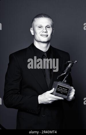 Erling Haaland mit seiner Trophäe „FWA-Fußballer des Jahres“ während der Auszeichnungen „FWA Footballer of the Year“ im Landmark Hotel, London. Foto: Donnerstag, 25. Mai 2023. Stockfoto