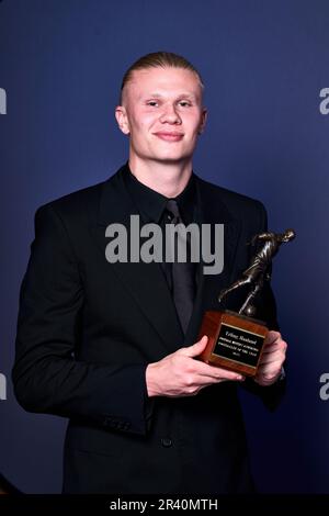 Erling Haaland mit seiner Trophäe „FWA-Fußballer des Jahres“ während der Auszeichnungen „FWA Footballer of the Year“ im Landmark Hotel, London. Foto: Donnerstag, 25. Mai 2023. Stockfoto