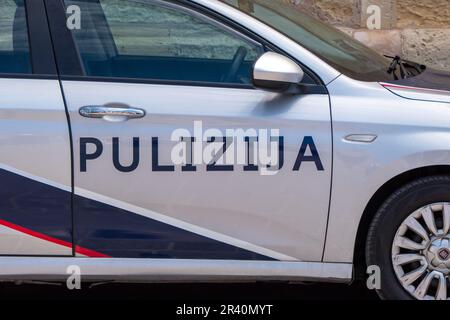 Valletta, Malta, 4. Mai 2023. Polizeiauto als Sicherheitsdienst für Touristen. Stockfoto