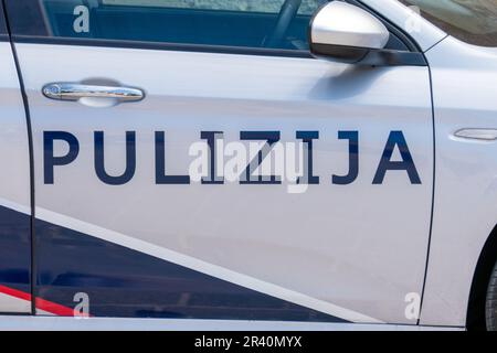 Valletta, Malta, 4. Mai 2023. Polizeiauto als Sicherheitsdienst für Touristen. Stockfoto