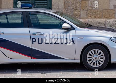 Valletta, Malta, 4. Mai 2023. Polizeiauto als Sicherheitsdienst für Touristen. Stockfoto