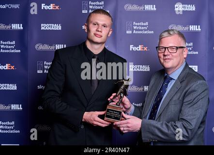 Erling Haaland ((links) mit seiner Trophäe „FWA-Fußballer des Jahres“ neben dem Vorsitzenden des FWA John Cross (rechts) bei den FWA Footballer of the Year Awards im Landmark Hotel, London. Foto: Donnerstag, 25. Mai 2023. Stockfoto