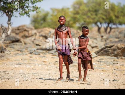 Zwei Kinder des Himba-Stammes in der Wüste. Stockfoto