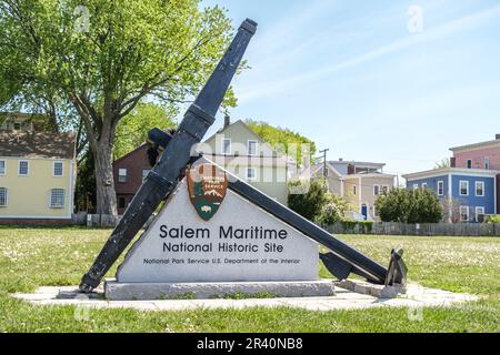 Eingangsschild der Salem Maritime National Historic Site mit Anker in Salem, Massachusetts, USA im Jahr 2023 Stockfoto