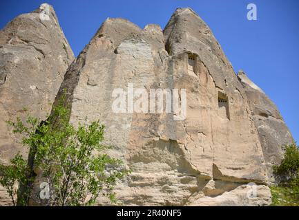 Goreme, zwischen den Felsformationen, den sogenannten Feenkamine, zwischen Tälern und Felskirchen gelegen. Zum UNESCO-Weltkulturerbe erklärt Stockfoto