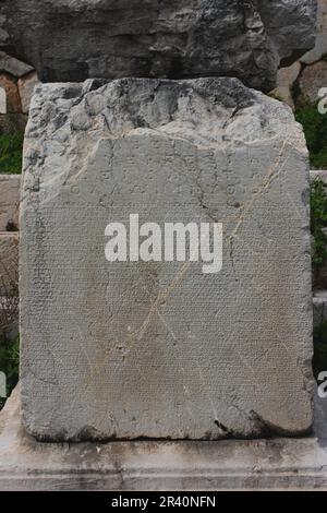 Alte griechische Inschrift in Delphi, Griechenland Stockfoto