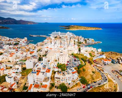 Agios Nikolaos Hafen aus der Vogelperspektive. Agios, Hagios oder Aghios Nikolaos ist eine Küstenstadt auf der Insel Kreta in Griechenland. Stockfoto