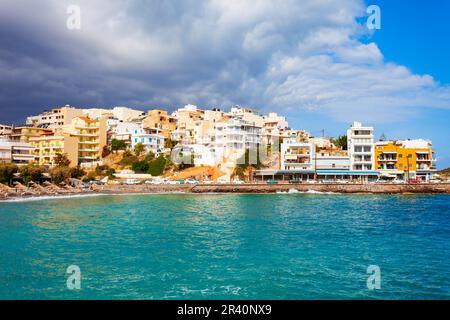 Panoramablick auf den Hafen von Agios Nikolaos. Agios, Hagios oder Aghios Nikolaos ist eine Küstenstadt auf der Insel Kreta in Griechenland. Stockfoto