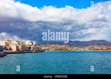 Panoramablick auf den Hafen von Agios Nikolaos. Agios, Hagios oder Aghios Nikolaos ist eine Küstenstadt auf der Insel Kreta in Griechenland. Stockfoto