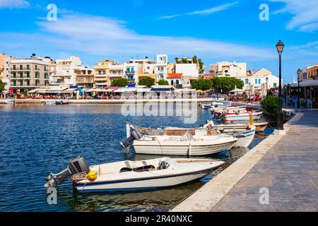 Agios Nikolaos Hafen aus der Vogelperspektive. Agios, Hagios oder Aghios Nikolaos ist eine Küstenstadt auf der Insel Kreta in Griechenland. Stockfoto