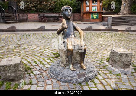 TIFLIS, GEORGIA - im Mai 2023 kleine Tamada-Statue auf der Shardeni Street mit vielen Clubs, Pubs und Restaurants in Tiflis. Hochwertiges Foto Stockfoto