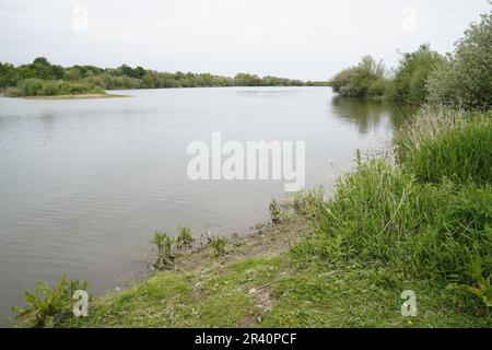 Die Szene im High Eske Nature Reserve, Tickton, East Yorkshire, nachdem zwei Teenager ertrunken sind. Am Mittwochabend wurden vier weitere Menschen aus dem See gerettet. Die Polizei von Humberside sagte, dass die Leichen von zwei Männern - im Alter von 18 und 19 - bis etwa 8,35pm geborgen wurden. Foto: Donnerstag, 25. Mai 2023. Stockfoto