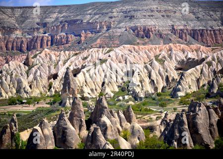 Goreme, zwischen den Felsformationen, den sogenannten Feenkamine, zwischen Tälern und Felskirchen gelegen. Zum UNESCO-Weltkulturerbe erklärt Stockfoto