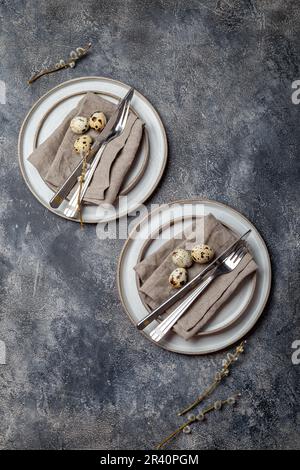 Festlicher Ostertisch mit Wachteleiern. Draufsicht Stockfoto