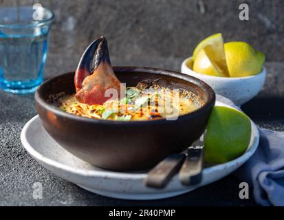 CHILENISCHES ESSEN. Gebackenes Krabbenfleisch mit Käse, Sahne und Brot. Traditionelles Gericht der chilenischen Küste. Pastel o chupe de jaib Stockfoto