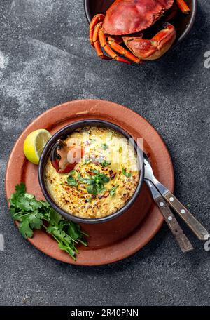 CHILENISCHES ESSEN. Gebackenes Krabbenfleisch mit Käse, Sahne und Brot. Traditionelles Gericht der chilenischen Küste. Pastel o chupe de jaib Stockfoto