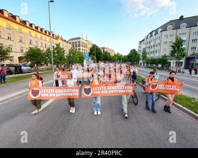 München, Bayern, Deutschland. 25. Mai 2023. Mitglieder der Letzten Generation Last Generation protestieren gegen Polizeiangriffe und versuchen, sie zu einer kriminellen Vereinigung zu erklären. (Kreditbild: © Sachelle Babbar/ZUMA Press Wire) NUR REDAKTIONELLE VERWENDUNG! Nicht für den kommerziellen GEBRAUCH! Stockfoto