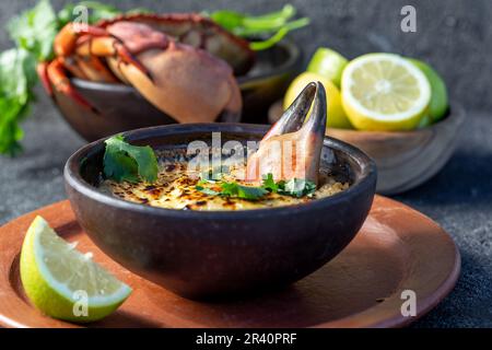 CHILENISCHES ESSEN. Gebackenes Krabbenfleisch mit Käse, Sahne und Brot. Traditionelles Gericht der chilenischen Küste. Pastel o chupe de jaib Stockfoto