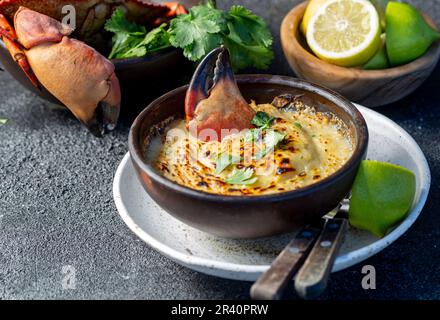 CHILENISCHES ESSEN. Gebackenes Krabbenfleisch mit Käse, Sahne und Brot. Traditionelles Gericht der chilenischen Küste. Pastel o chupe de jaib Stockfoto