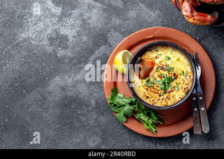 CHILENISCHES ESSEN. Gebackenes Krabbenfleisch mit Käse, Sahne und Brot. Traditionelles Gericht der chilenischen Küste. Pastel o chupe de jaib Stockfoto