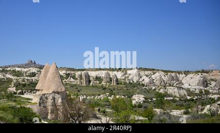 Goreme, zwischen den Felsformationen, den sogenannten Feenkamine, zwischen Tälern und Felskirchen gelegen. Zum UNESCO-Weltkulturerbe erklärt Stockfoto