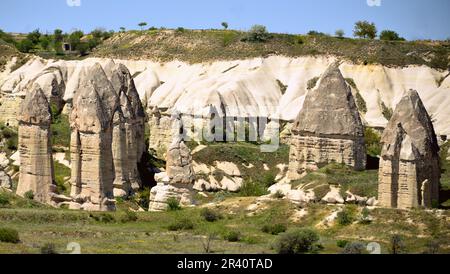 Goreme, zwischen den Felsformationen, den sogenannten Feenkamine, zwischen Tälern und Felskirchen gelegen. Zum UNESCO-Weltkulturerbe erklärt Stockfoto