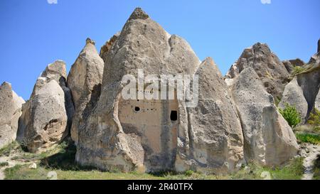 Goreme, zwischen den Felsformationen, den sogenannten Feenkamine, zwischen Tälern und Felskirchen gelegen. Zum UNESCO-Weltkulturerbe erklärt Stockfoto