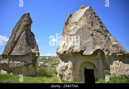 Goreme, zwischen den Felsformationen, den sogenannten Feenkamine, zwischen Tälern und Felskirchen gelegen. Zum UNESCO-Weltkulturerbe erklärt Stockfoto