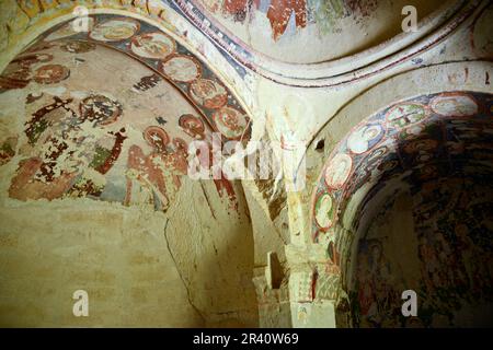 Goreme, zwischen den Felsformationen, den sogenannten Feenkamine, zwischen Tälern und Felskirchen gelegen. Zum UNESCO-Weltkulturerbe erklärt Stockfoto