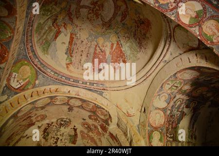 Goreme, zwischen den Felsformationen, den sogenannten Feenkamine, zwischen Tälern und Felskirchen gelegen. Zum UNESCO-Weltkulturerbe erklärt Stockfoto