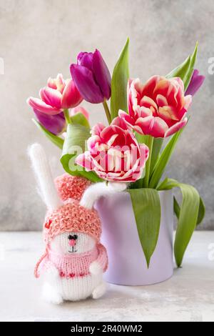 Bouquet von rosa und lila Tulpen. Muttertag Urlaubskonzept. Stockfoto